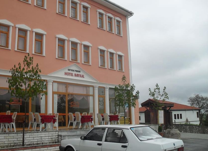 Hotel Baykal in Bogazkale, exterior with terrace seating and parked car