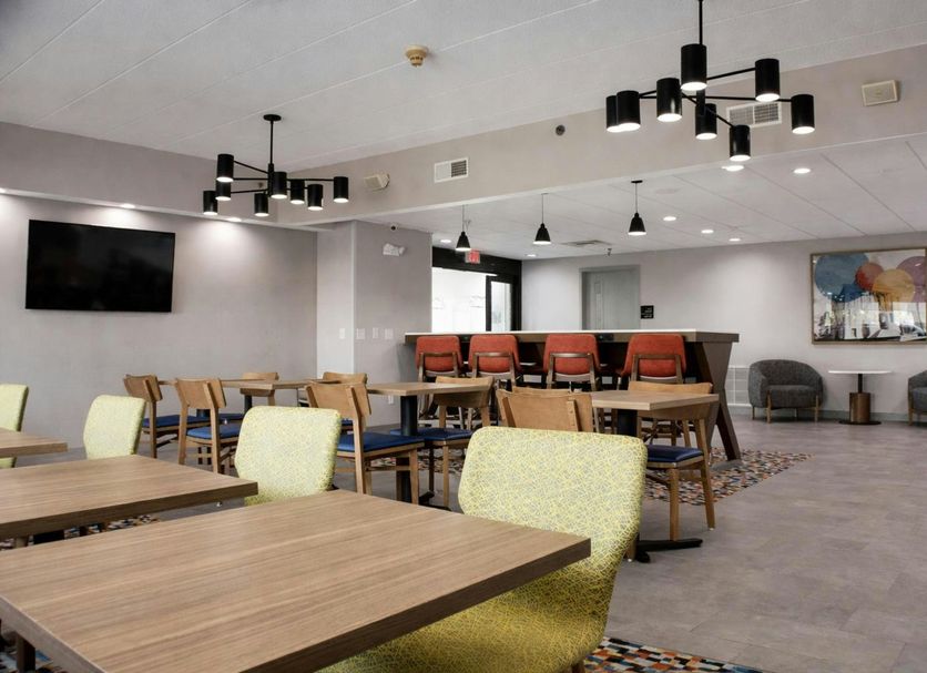 Hampton Inn Washington Court House Area in Jeffersonville breakfast area with tables, chairs, and lounge seating