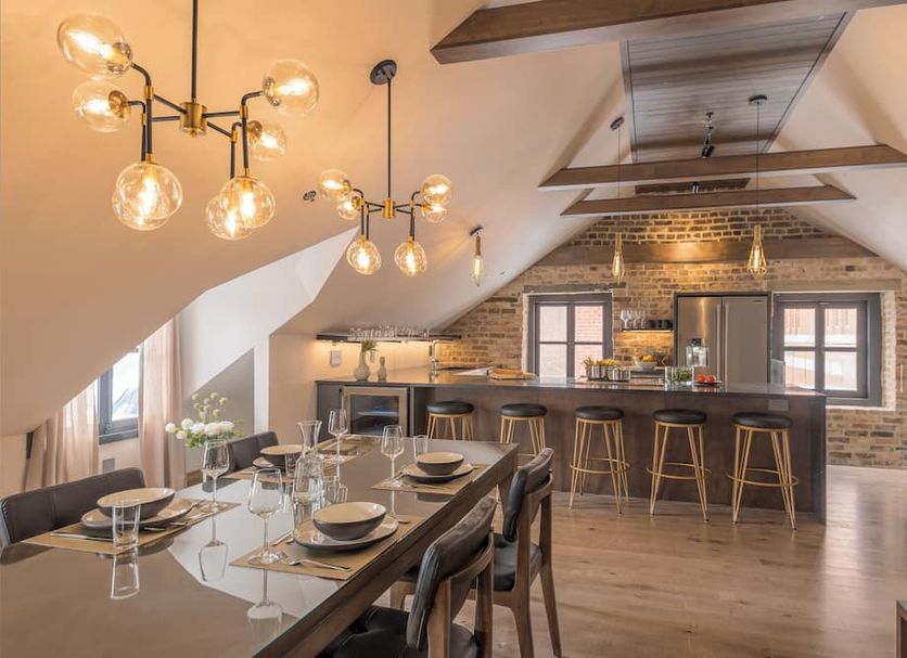 La Maison Kent - Par Aneyro in Québec City: attic dining room with bar seating and pendant lights