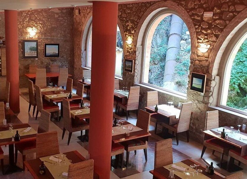 Hotel Spa La Central - Adults Only restaurant with stone walls and arched windows in Maçanet de Cabrenys