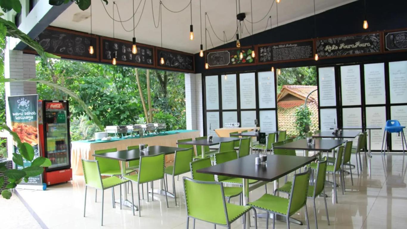 RedDoorz Resort @ Cimahpar Bogor