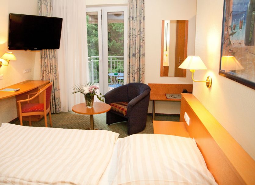 Hotel Gremersdorf - Zum Grünen Jäger guest room with twin beds, TV, seating area and balcony doors