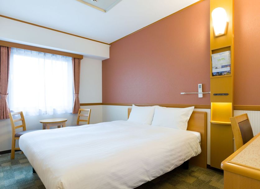 Toyoko Inn Kanazawa-eki Higashi-guchi guest room with double bed and window seating in Kanazawa