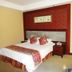Jinluowan Hotel, Ji'an: guest room with a double bed and red accent wall