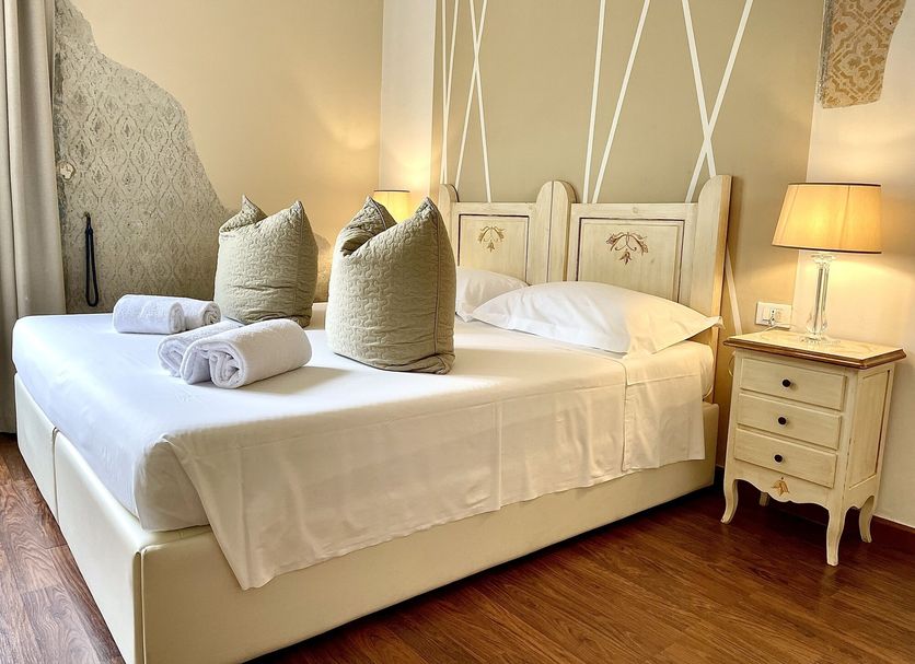Soggiorno Pezzati Florence guest room with king bed, bedside lamp, and wooden floor