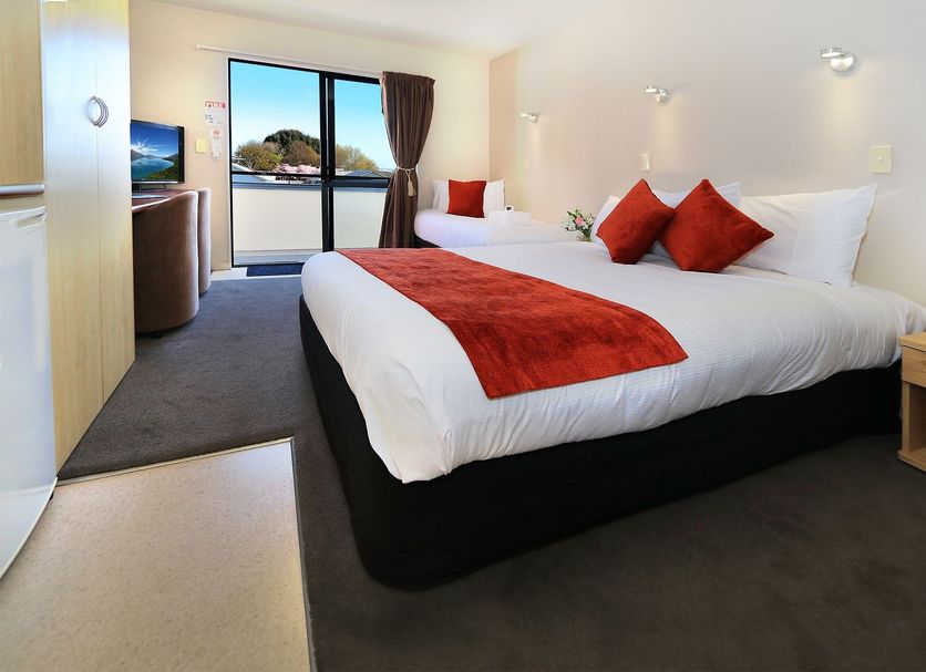 Bella Vista Motel Invercargill room with twin beds and balcony view in Invercargill