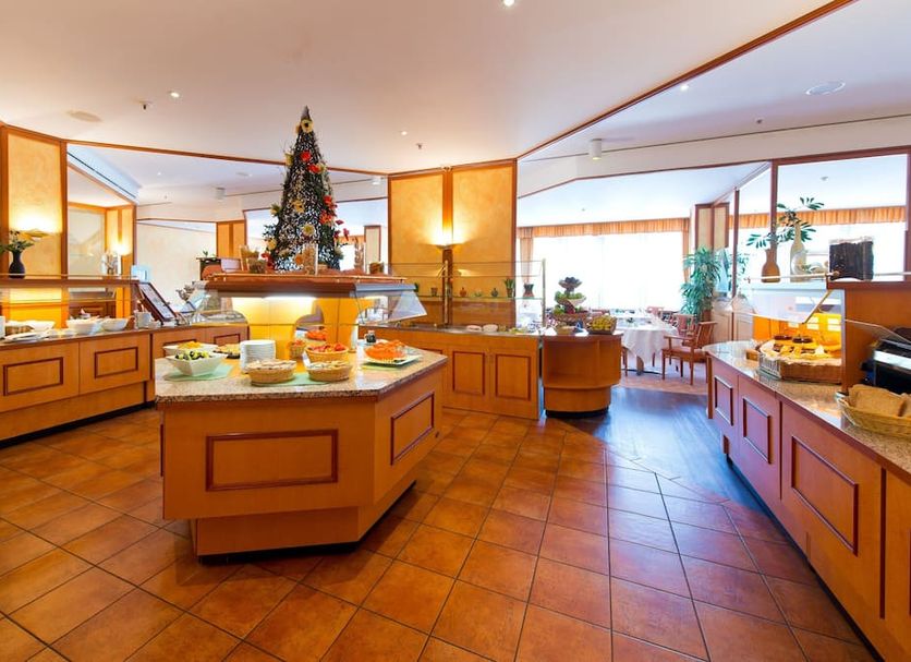 Hotel Steglitz International in Berlin buffet breakfast room with Christmas tree and dining area