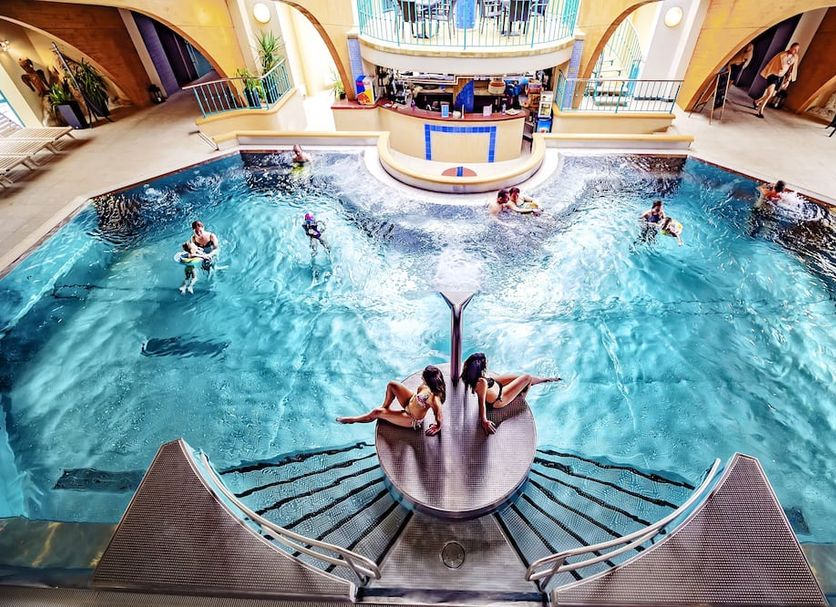 Hotel Aquacity Seasons, Poprad: indoor pool with swimmers and a central water feature