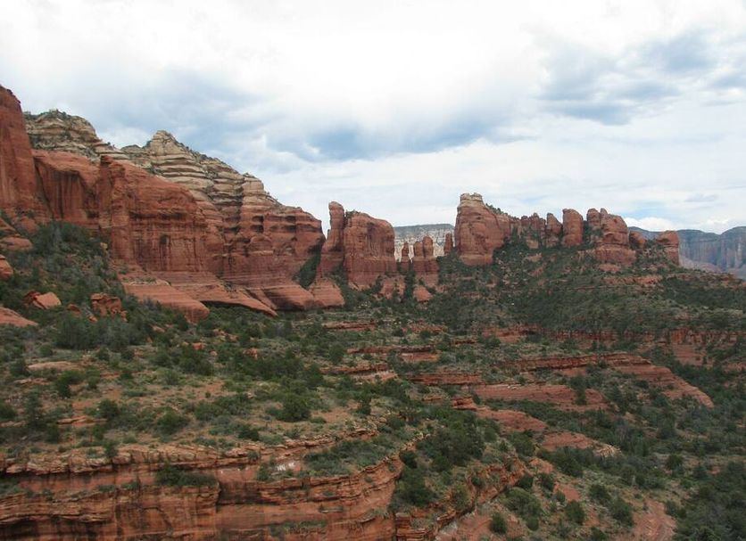 Beaver Creek Inn in Lake Montezuma with red rock canyon and desert hillside views