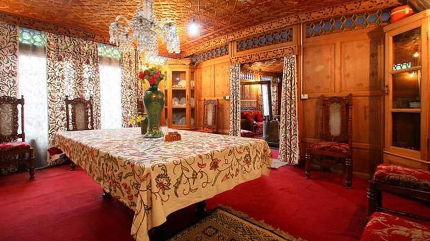 Comfy Royal Dandoo Palace - Houseboat