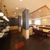 Hotel AZ Kumamoto Hokubu in Kumamoto: bright hotel restaurant with dining tables and booths