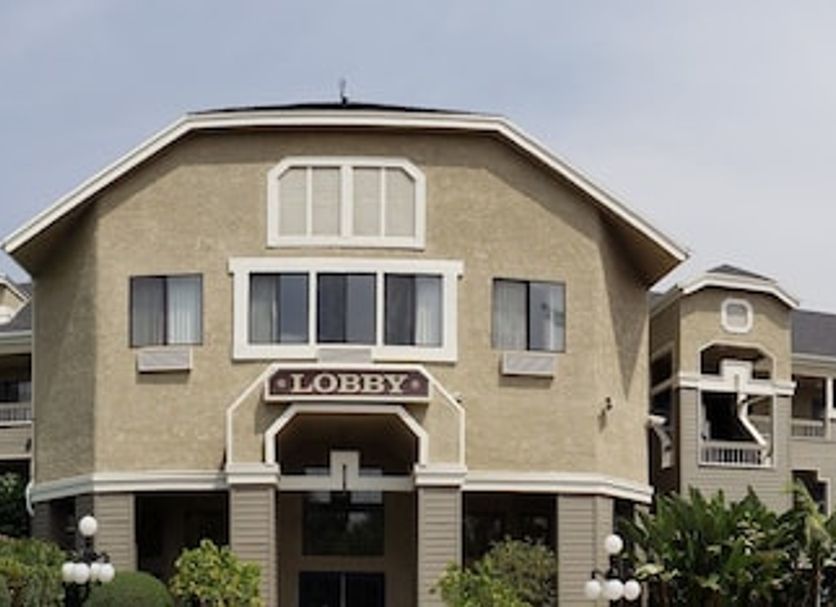 Oak Tree Inn in Monrovia, two-story hotel exterior with arched entrance and balconies