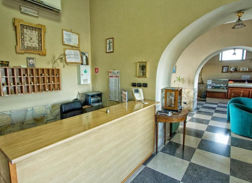 Front desk Photo