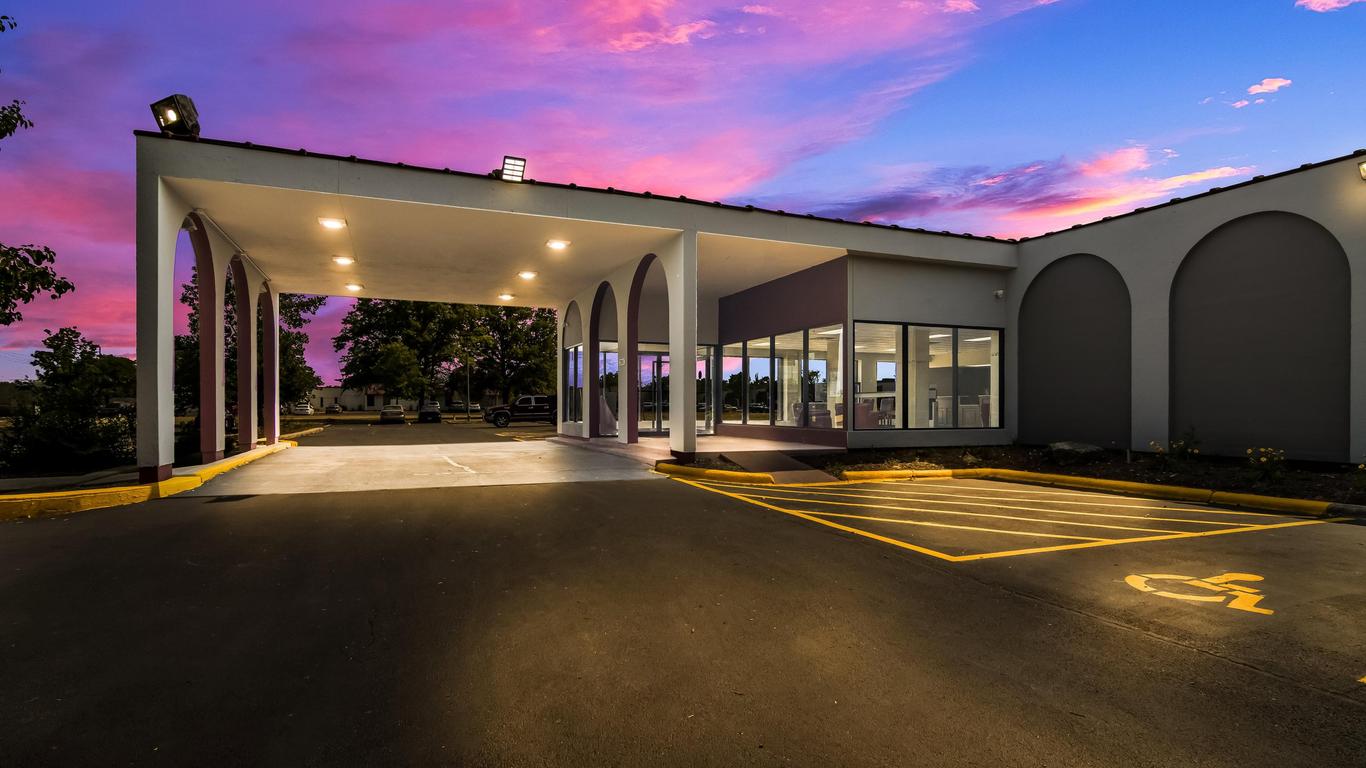Red Roof Inn & Conference Center Chicago - N Aurora/ Naperville