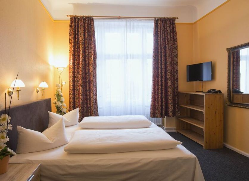 Hotel am Hermannplatz, Berlin: cozy twin room with double beds, window, wall-mounted TV and dresser