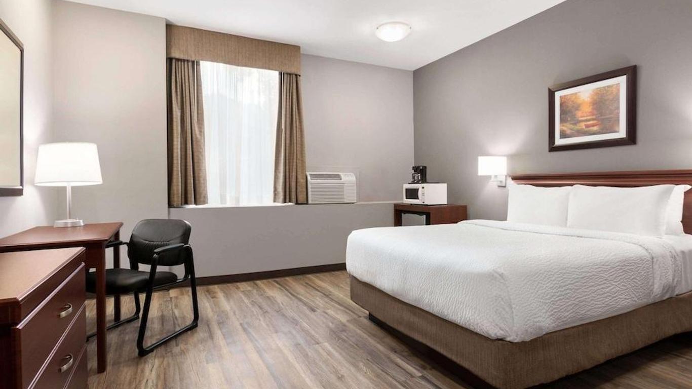 Premier Inn & Suites - Downtown Hamilton