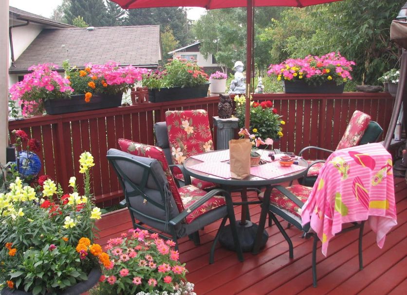 The Grateful Bed B'n'B in Prince George features a flower-filled deck with patio table and red umbrella