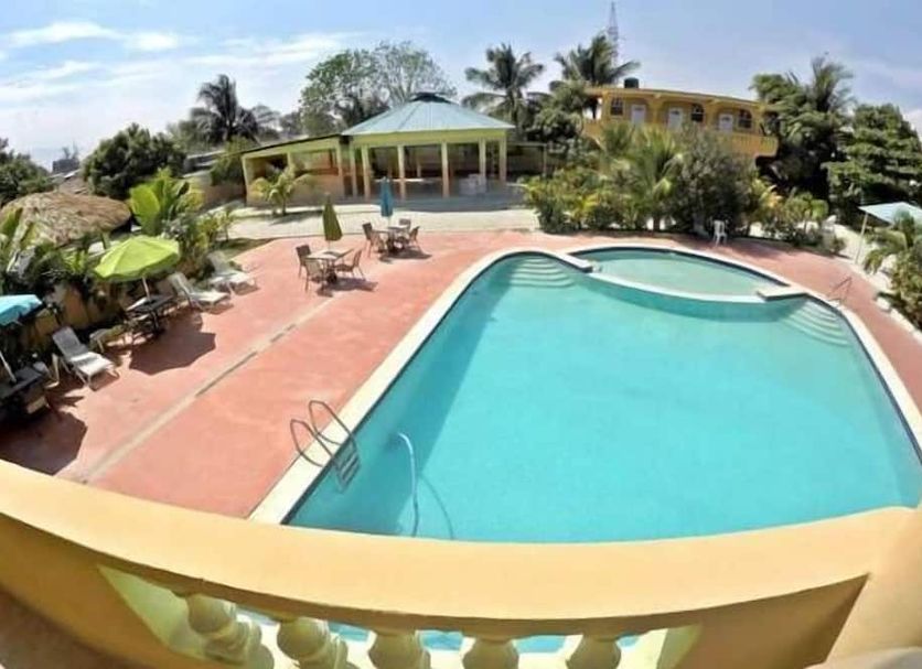 La Cayenna Hôtel et Restaurant in Port Au Prince, poolside terrace with outdoor swimming pool