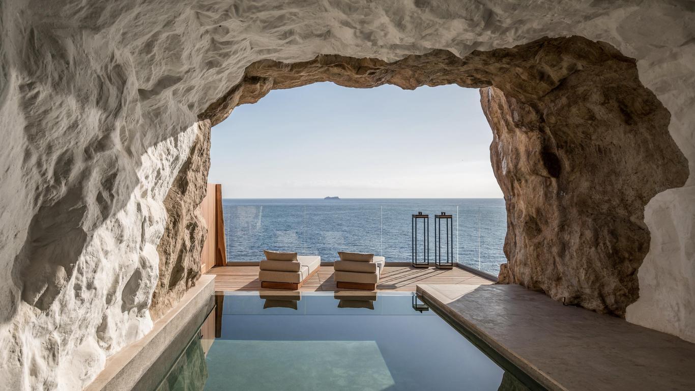 Acro Wellness Suites - Adults Only