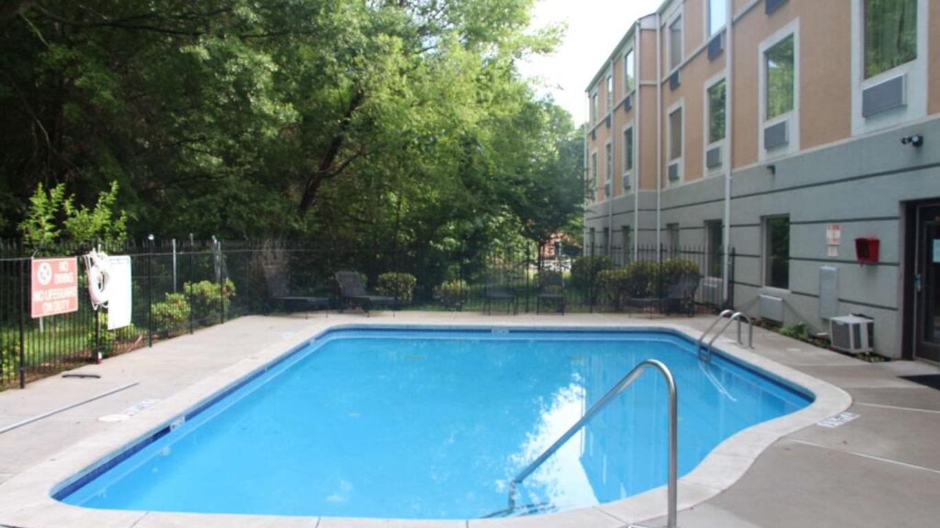 Jamestown inn & Suites