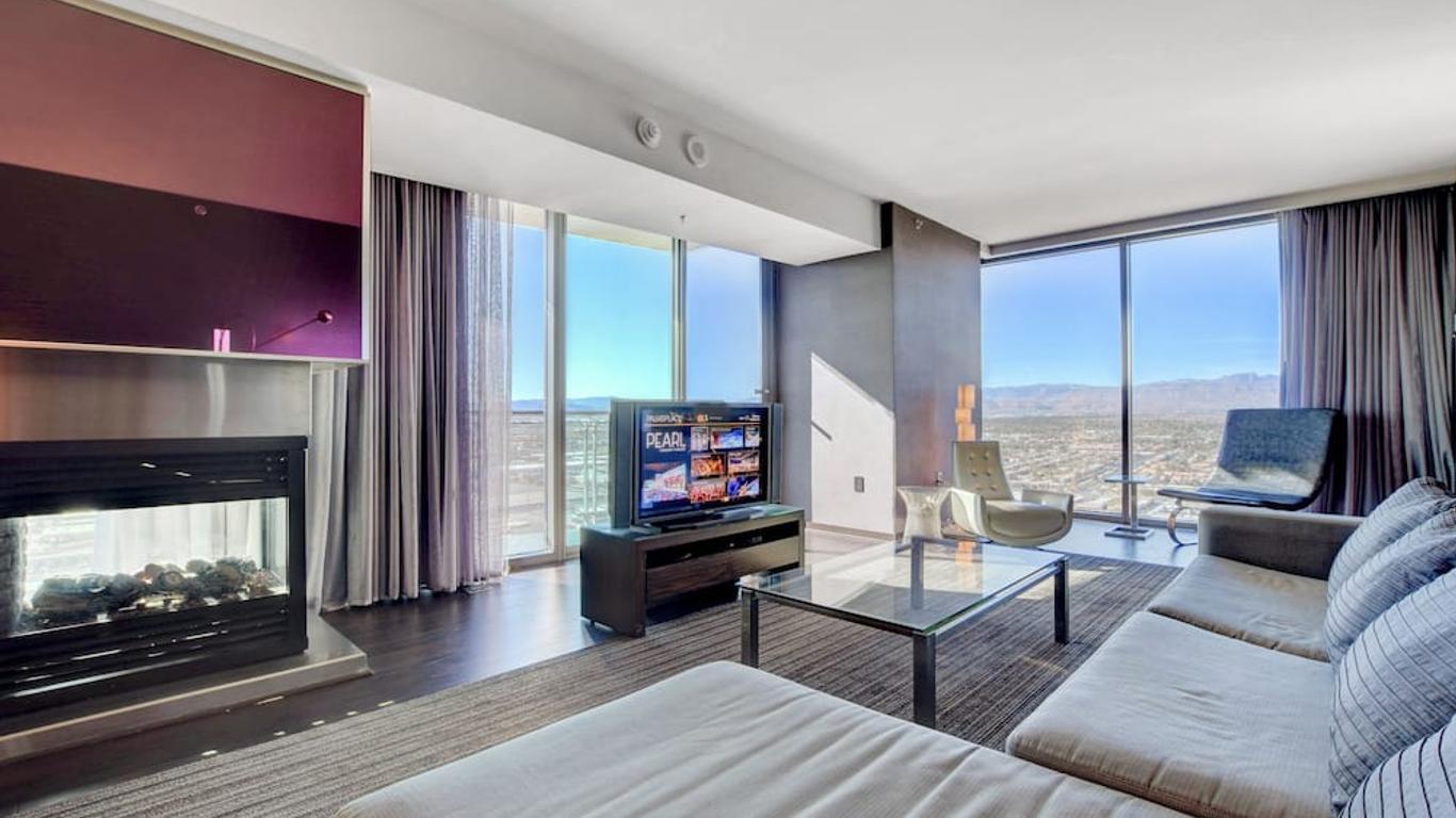 Private Luxury Panoramic Suite at Palms Place