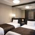 APA Hotel Higashi Nihombashi Ekimae Tokyo twin bed room with mirrored wall and modern lighting
