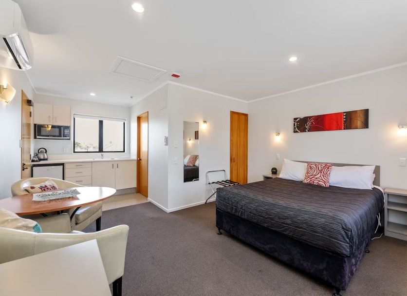 Knightsbridge Court Motor Lodge in Blenheim: studio room with bed, kitchenette, table and seating