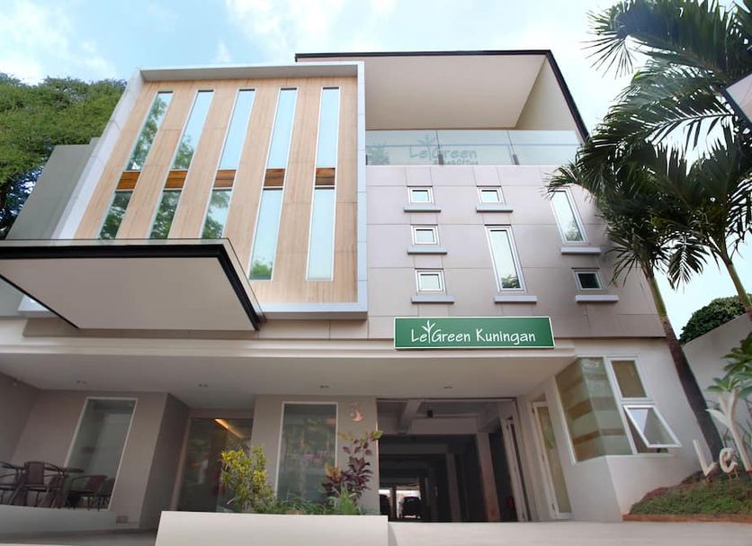 Legreen Suite Kuningan in Jakarta, modern hotel exterior with covered entrance and tall windows