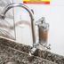 Resort L'acqua Diroma V in Caldas Novas: stainless steel faucet with wall-mounted water filter