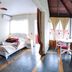 Aardvark Inn Pousada, Gramado: bright room with bay windows, sofa bed and round table