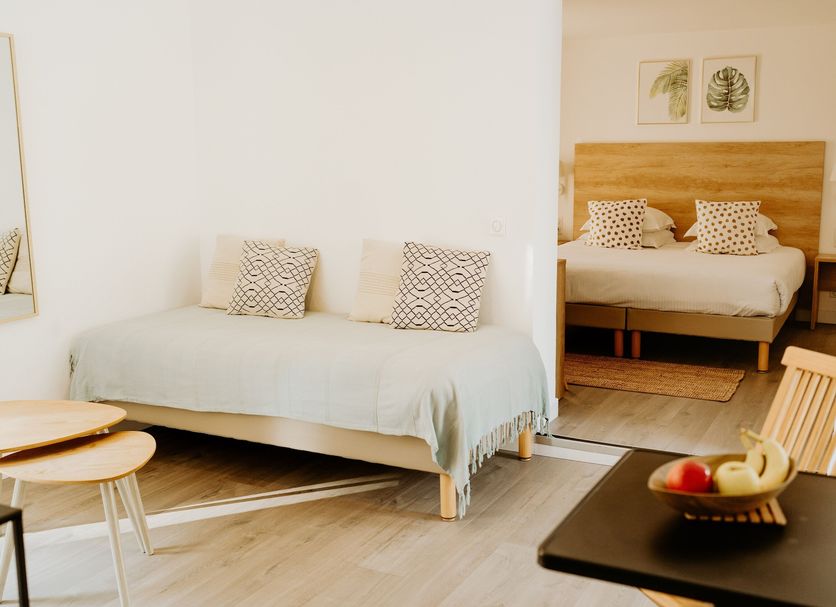 Palm Boutique Hôtel Nice guest room with twin beds, wooden headboard and seating area in Nice