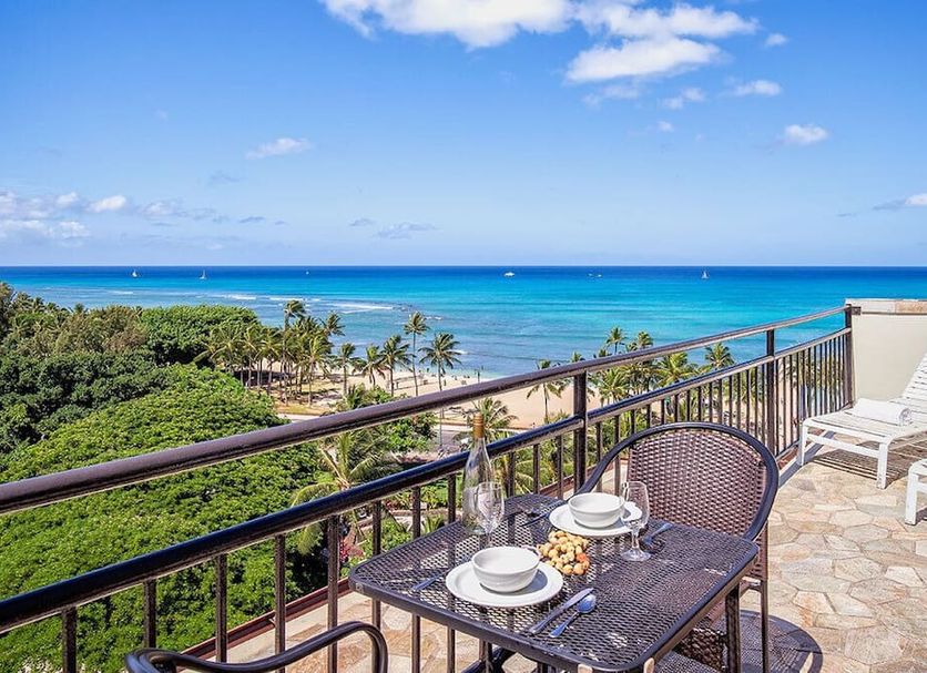 Castle @ Waikiki Grand in Honolulu: ocean-view balcony with table, chairs and Waikiki beach outlook
