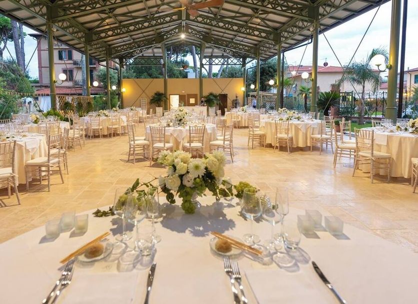 Hotel Villa Tiziana in Marina Di Pietrasanta: open-air banquet hall with round tables and floral centerpiece