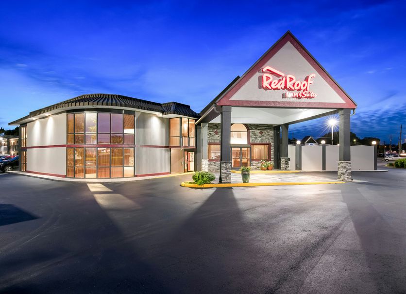 Red Roof Inn & Suites Duncan exterior at dusk with illuminated entrance and parking lot