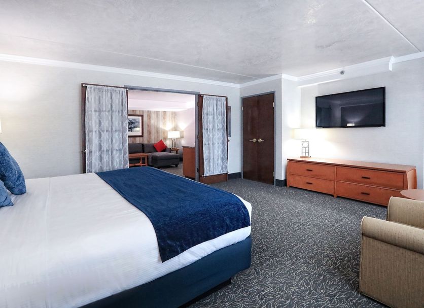 Emerald Queen Hotel & Casino, Fife: guest room with king bed, seating area, TV and connecting doorway