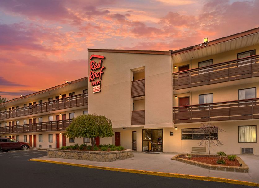 Red Roof Inn Tinton Falls-Jersey Shore exterior at sunset with balconies and parking lot in Tinton Falls