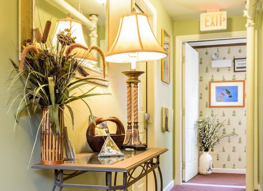 Bouchard Restaurant & Inn in Newport hallway with lamp, vase of dried flowers and decorative table