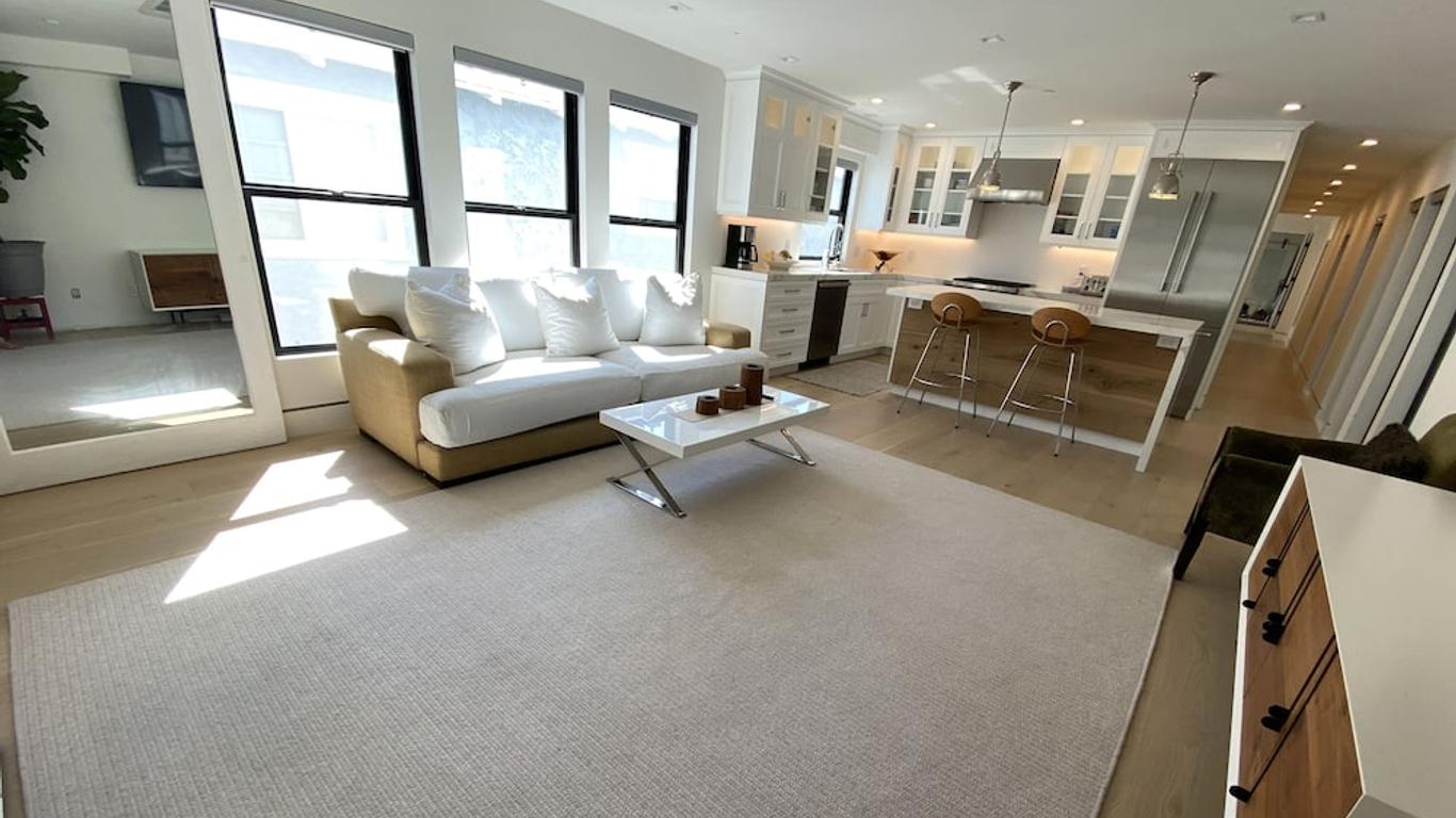 Contemporary Guest Studio with Roof-top Deck Walk to Santa Monica Beach