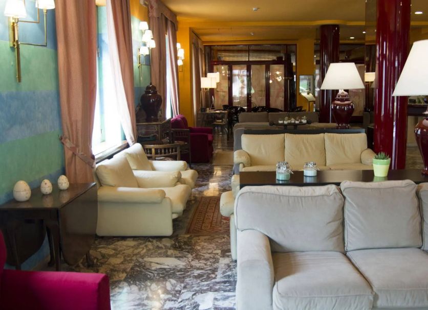 Hotel Giglio in Montecatini Terme lounge with cream sofas, lamps and patterned carpet