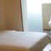 7 Days Inn Guangzhou Zoo Metro Station Branch guest room with a bed and frosted bathroom door