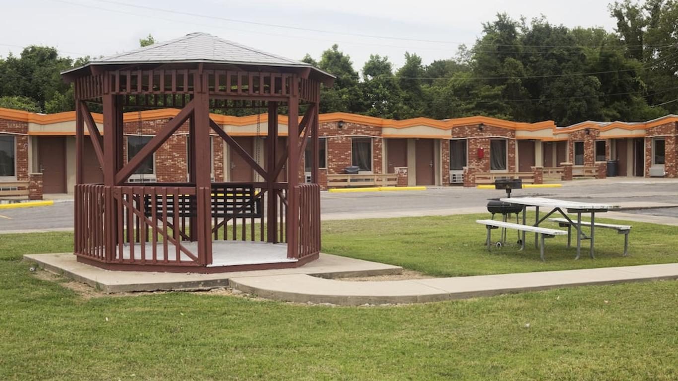 OYO Hickory House Inn