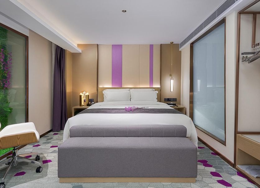 Lavande Hotel Guangzhou Baiyun International Airport guest room with twin beds and floor-to-ceiling window in Guangzhou