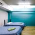 Global Backpackers Cairns Central, Cairns: twin room with three single beds and skylight