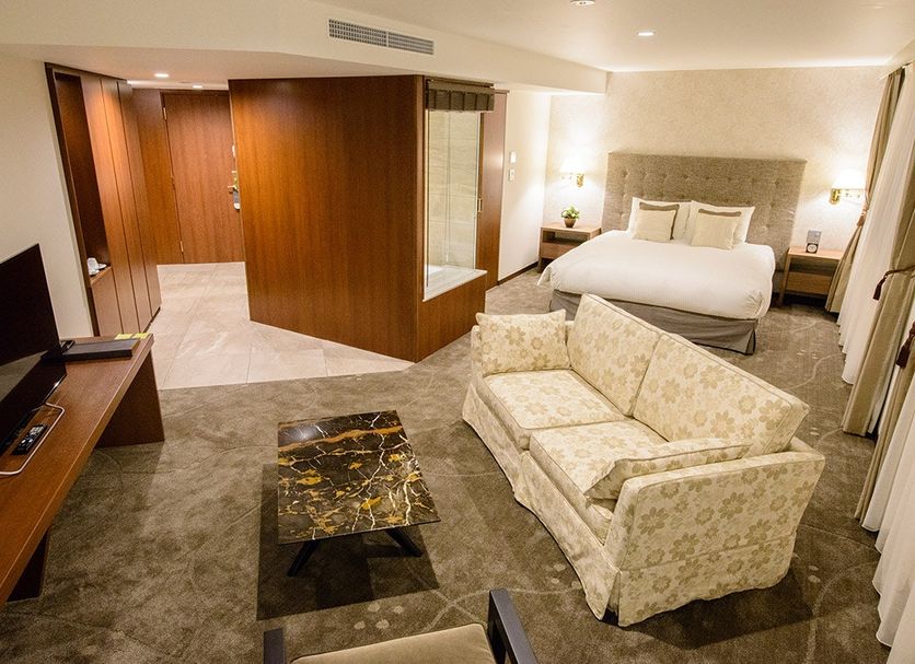Le Grand Kyu Karuizawa suite with sofa, coffee table and king bed in Karuizawa