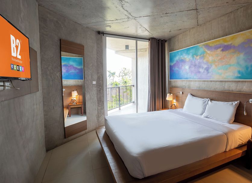 B2 Sea View Pattaya Boutique & Budget Hotel room with bed, balcony door and sea-view artwork in Pattaya