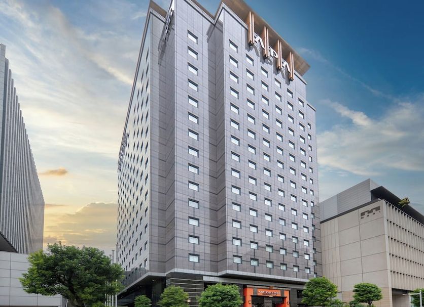 Apa Hotel Pride Akasaka Kokkaigijidomae in Tokyo, high-rise hotel exterior at sunset