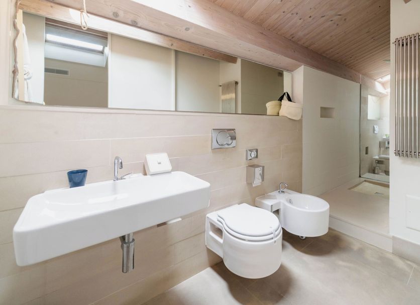 Shalai Exclusive SPA hotel bathroom in Linguaglossa with sink, toilet, bidet and large mirror