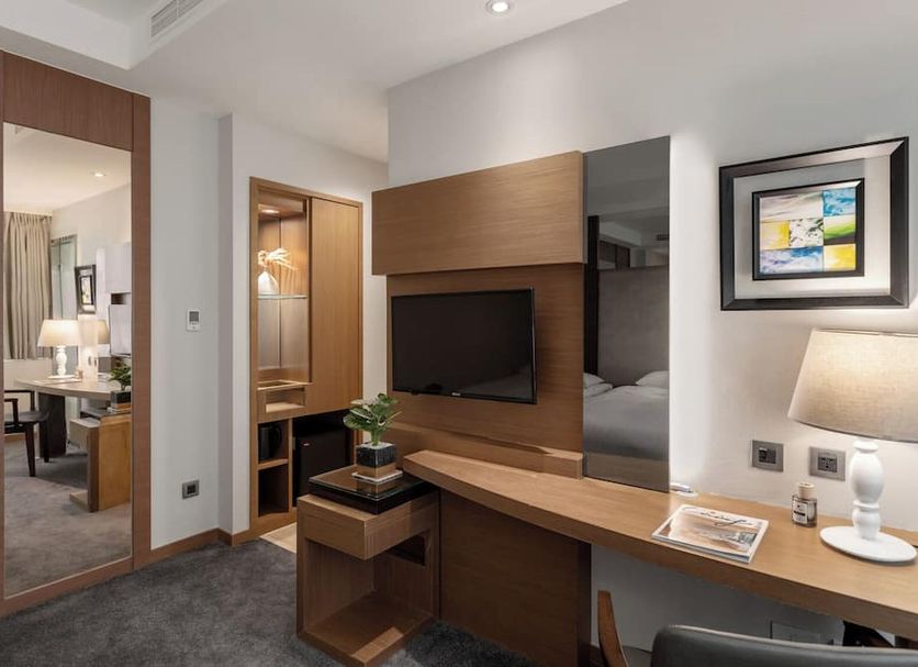 Green World Mai - Nanjing in Taipei City guest room with TV, desk, mirror, and wardrobe