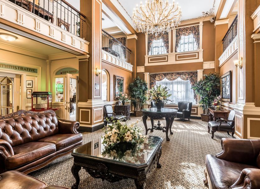 Hotel Bothwell Sedalia Central District lobby with chandelier, leather sofas and a glass coffee table in Sedalia