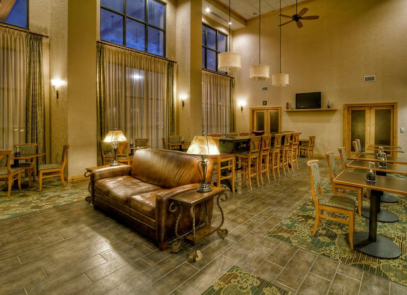 Hampton Inn & Suites Billings West I-90 lobby with leather sofa, high ceilings and bar seating